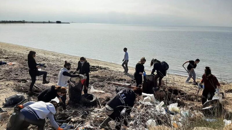 ΤΩΡΑ: Εθελοντικός καθαρισμός της παραλίας στη Ριβιέρα