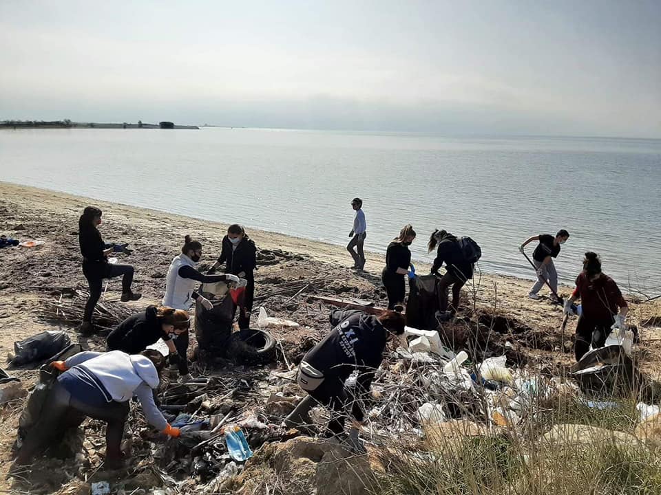 ΤΩΡΑ: Εθελοντικός καθαρισμός της παραλίας στη Ριβιέρα