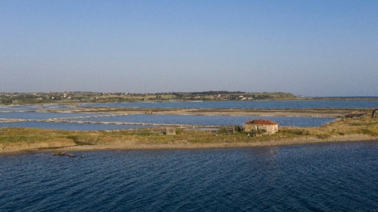 Η ΑΝΑΚΕΜ καθαρίζει τη λιμνοθάλασσα Αγγελοχωρίου