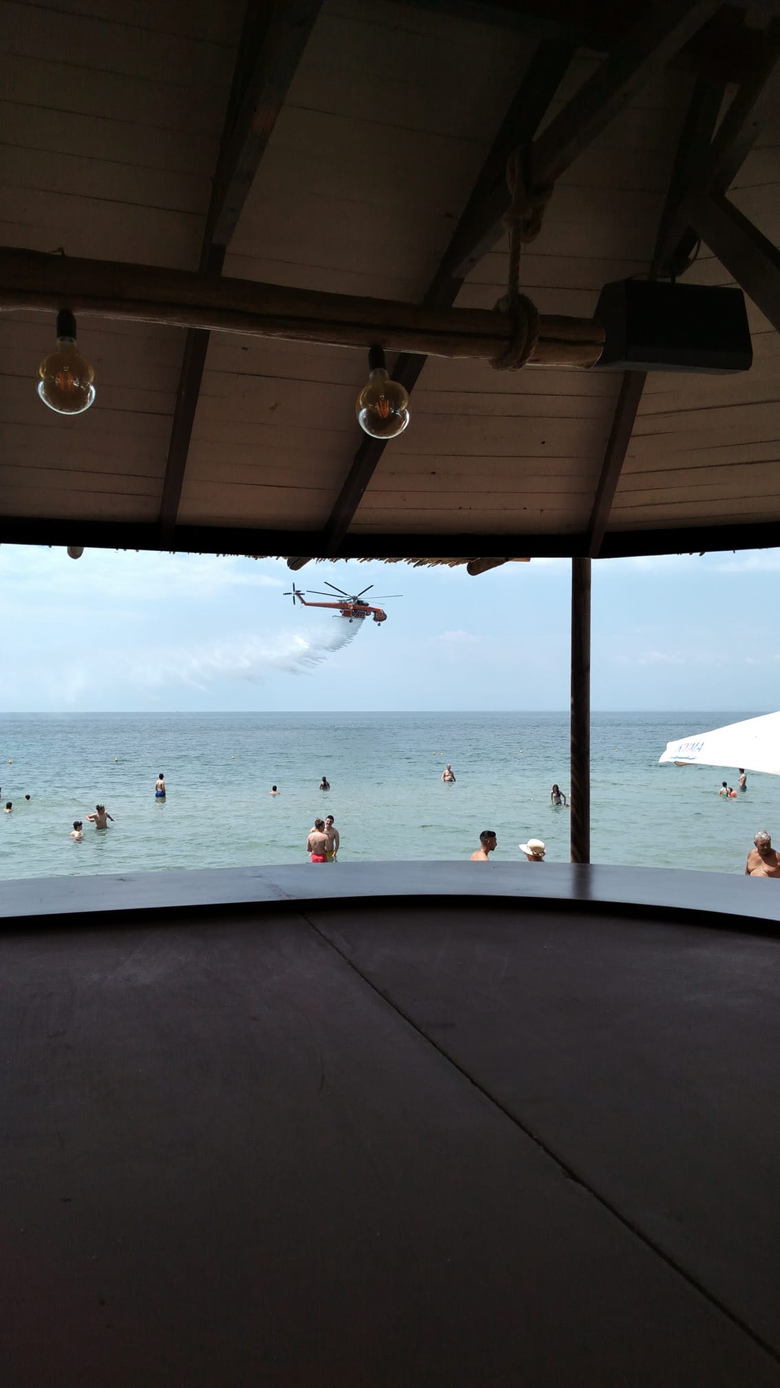 Δοκιμές πυροσβεστικού ελικοπτέρου “αναστάτωσαν” την Παραλία Επανομής (ΒΙΝΤΕΟ)