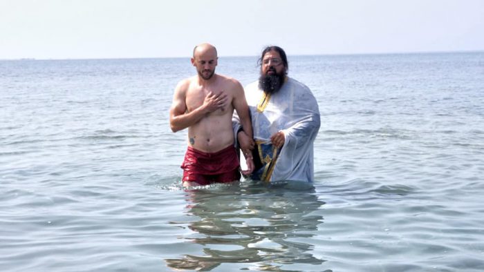 Βάπτισε πιστό στη θάλασσα ο πάτερ-Βησσαρίωνας