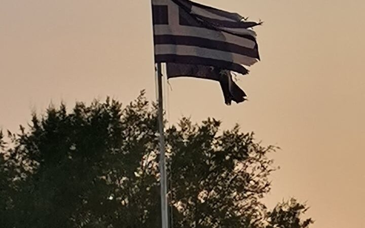 Σκίστηκαν οι σημαίες στη πλατεία των Νέων Επιβατών