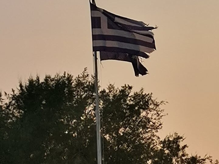 Σκίστηκαν οι σημαίες στη πλατεία των Νέων Επιβατών