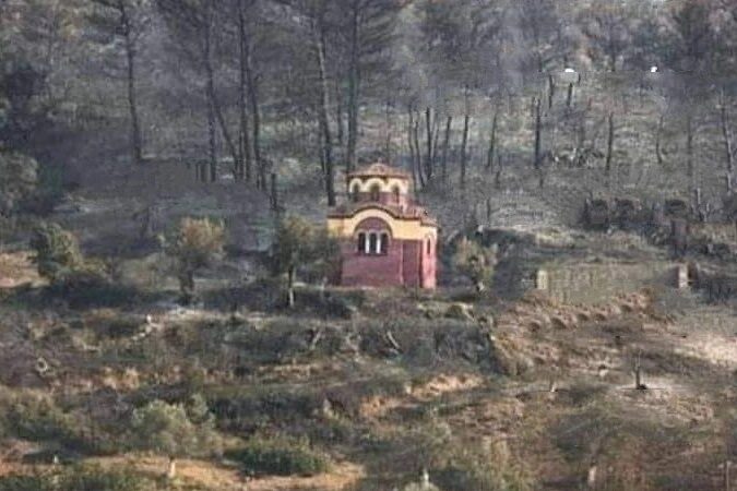 Στην Εύβοια: Τα πάντα γύρω καμένα και το εκκλησάκι της Παναγίας ανέπαφο…