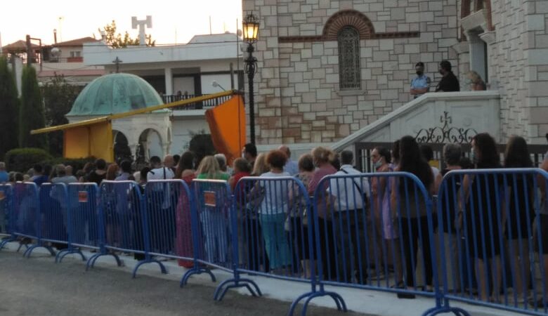 ΜΗΧΑΝΙΩΝΑ-ΤΩΡΑ: Ουρά πολλών μέτρων για προσκύνημα στη θαυματουργή εικόνα της Παναγιάς