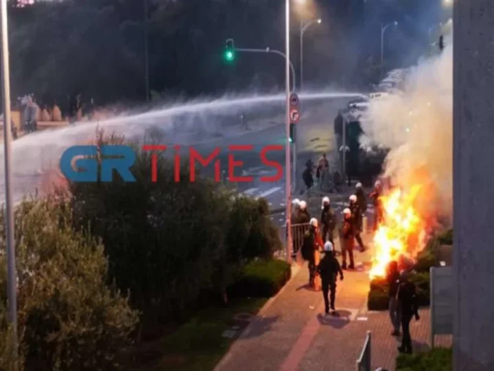 ΤΩΡΑ: Χαμός στο κέντρο της Θεσσαλονίκης-Επεισόδια και δακρυγόνα (ΒΙΝΤΕΟ)