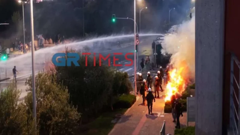 ΤΩΡΑ: Χαμός στο κέντρο της Θεσσαλονίκης-Επεισόδια και δακρυγόνα (ΒΙΝΤΕΟ)