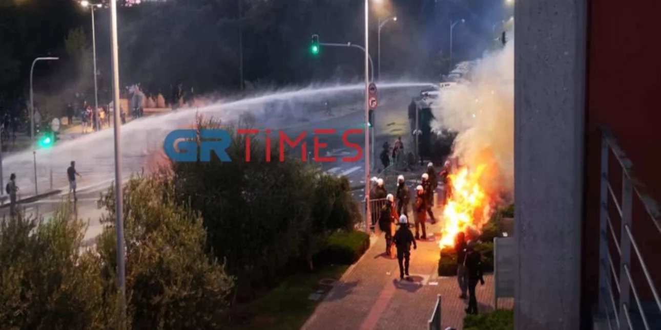 ΤΩΡΑ: Χαμός στο κέντρο της Θεσσαλονίκης-Επεισόδια και δακρυγόνα (ΒΙΝΤΕΟ)
