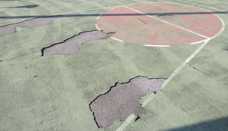 Σε κακά χάλια το δάπεδο του γηπέδου μπάσκετ του Λυκείου της Μηχανιώνας