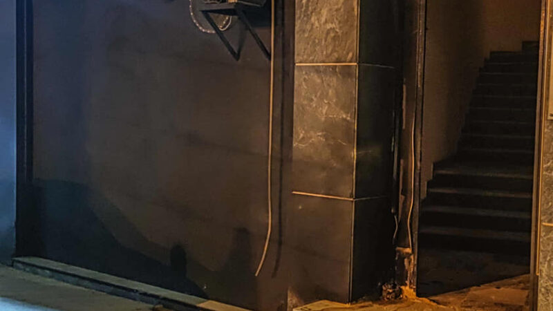 Προσπάθησαν να κάψουν το πολιτικό γραφείο του Γιάννη Καλλιάνου στην Αθήνα