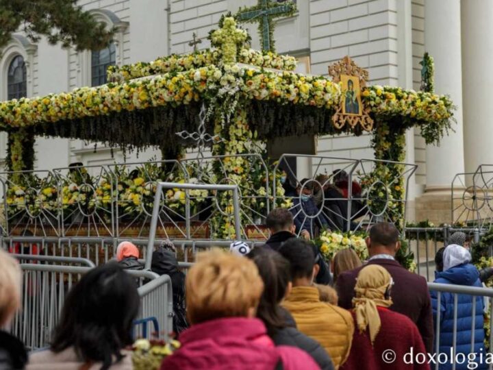 Η Ρουμανία τιμά την Οσία Παρασκευή την Επιβατινή-Χιλιάδες πιστοί προσκύνησαν τη Χάρη Της!