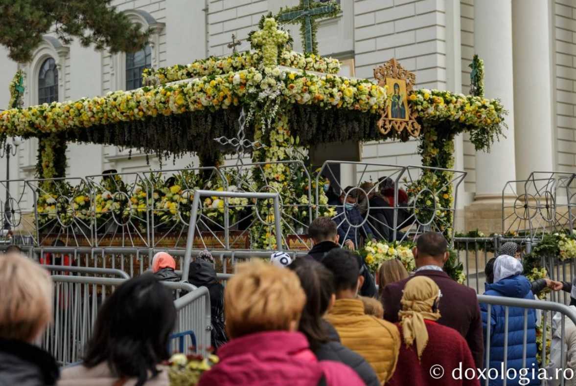 Η Ρουμανία τιμά την Οσία Παρασκευή την Επιβατινή-Χιλιάδες πιστοί προσκύνησαν τη Χάρη Της!