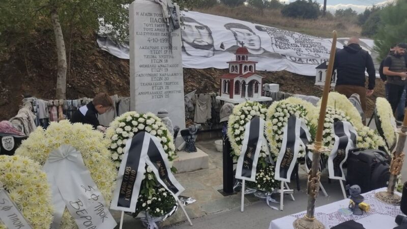 Στεφάνι από τον ΣΦ ΠΑΟΚ Μηχανιώνας στο μνημόσυνο των Τεμπών (ΒΙΝΤΕΟ)