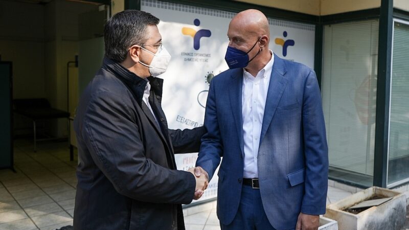 Πρόεδρος του ΕΟΔΥ σε Τζιτζικώστα: ” Στη διάθεσή σας δύο κινητές εμβολιαστικές μονάδες”