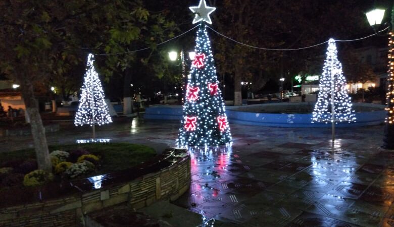 Αναψαν τα δεντράκια στην πλατεία της Μηχανιώνας!
