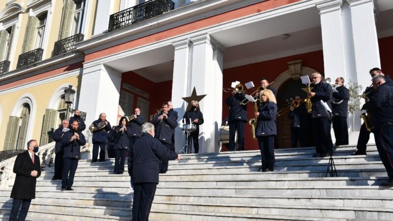 Τα κάλαντα στον υφυπουργό Μακεδονίας-Θράκης Σταύρο Καλαφάτη (ΒΙΝΤΕΟ)