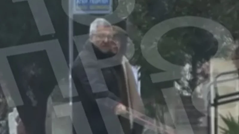 Πρωινή βόλτα του Παναγιωτόπουλου με τη σύζυγο και τον σκύλο του, στους Ν. Επιβάτες (ΒΙΝΤΕΟ)