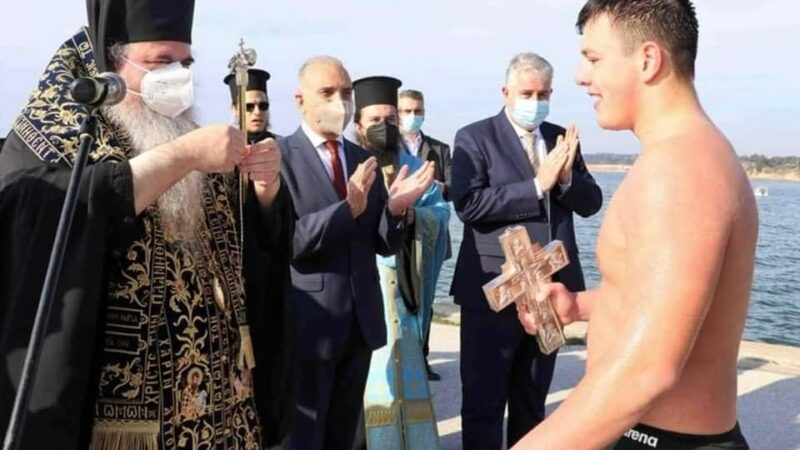 “Ηθελα να νιώσω την ευλογία του Θεού”, λέει ο Παναγιώτης Κίνδερλης που έπιασε τον σταυρό στην Μηχανιώνα (ΒΙΝΤΕΟ)