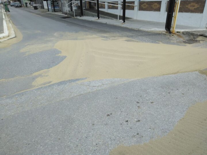 Νέοι Επιβάτες: Θάλασσα φουρτουνιασμένη, η άμμος έφτασε στο δρόμο… (ΒΙΝΤΕΟ)