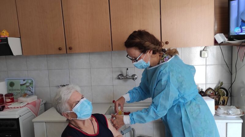 Συνεχίζονται οι εμβολιασμοί στο σπίτι από το Κέντρο Υγείας Μηχανιώνας