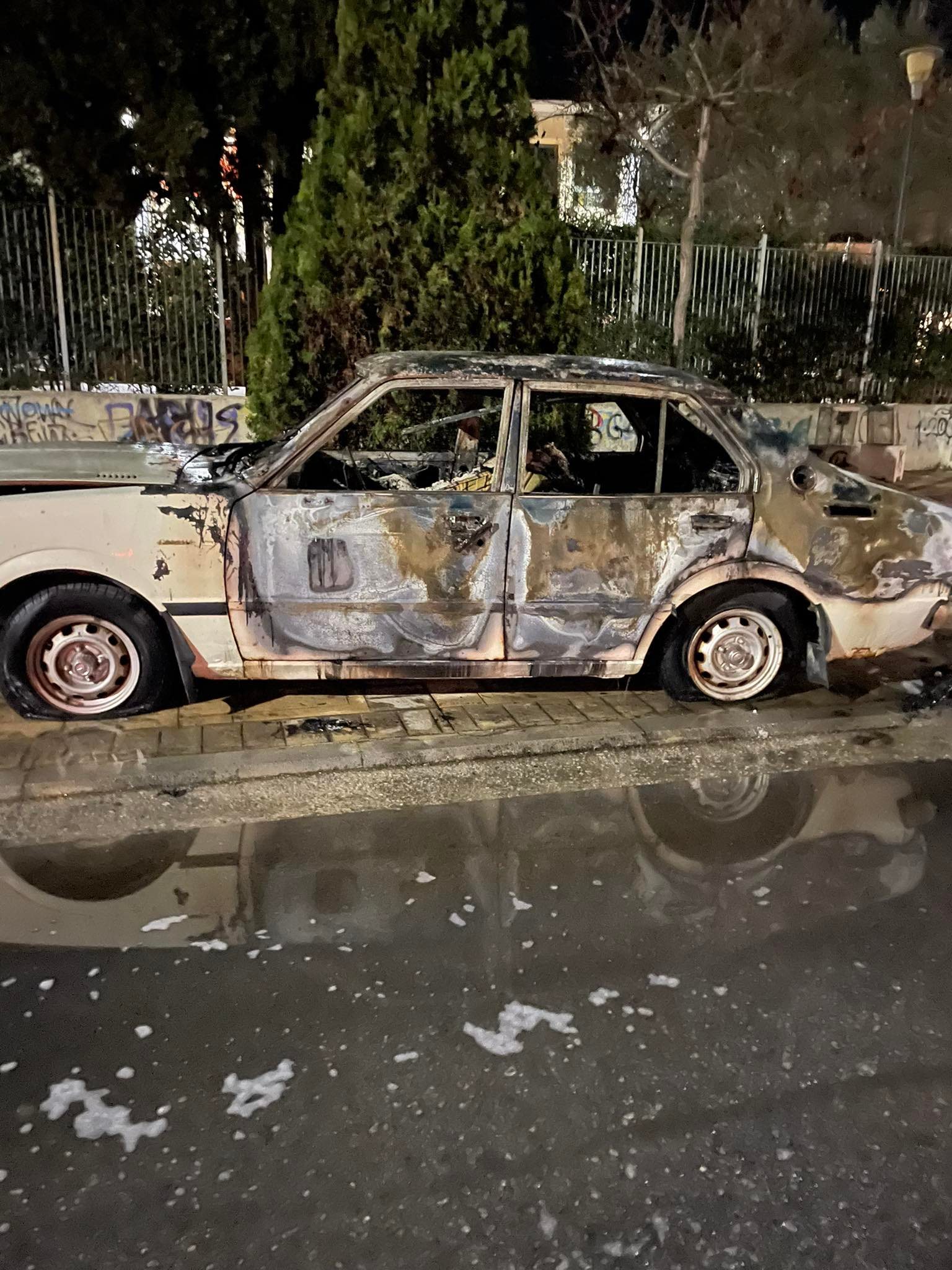 Οχημα τυλίχθηκε στις φλόγες τα ξημερώματα στην Περαία
