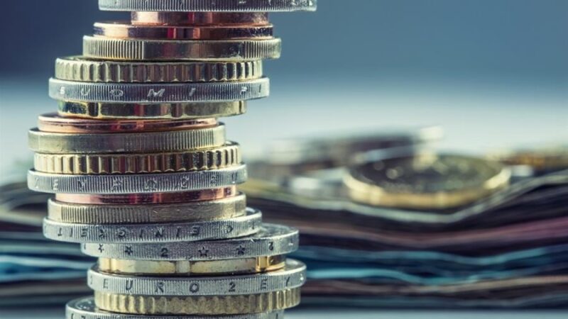Ακρίβεια: Ενισχύσεις 1,1 δισ. ευρώ που θα ανακουφίσουν 3,2 εκατ. ευάλωτους πολίτες – Γιατί δεν μπορεί να γίνει μείωση του φόρου καυσίμων