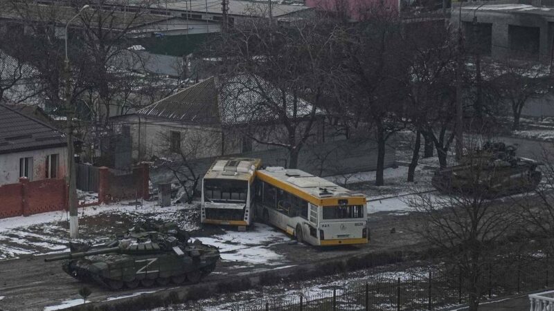 Ρωσικά τανκς στη Μαριούπολη- Η πόλη βρίσκεται υπό πλήρη Ρωσικό έλεγχο!