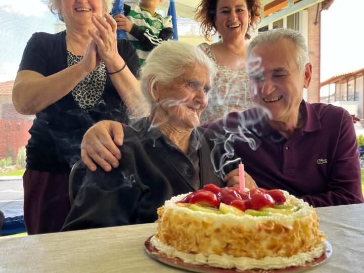 Συγκινητική στιγμή για τον Σάββα Αναστασιάδη με την 92χρονη μητέρα του