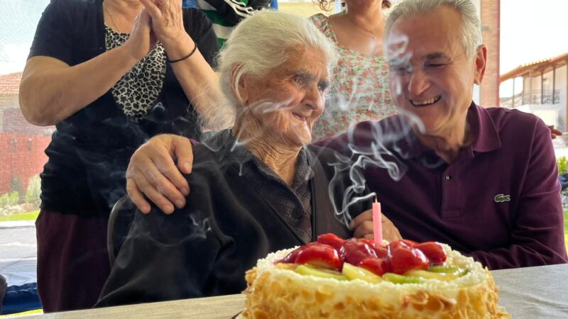 Συγκινητική στιγμή για τον Σάββα Αναστασιάδη με την 92χρονη μητέρα του