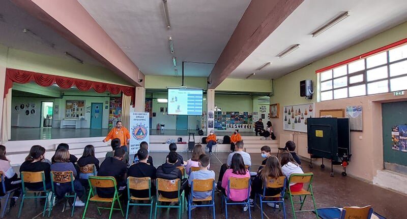 Μάθημα καρδιοπνευμονικής αναζωογόνησης στο γυμνάσιο Ν. Επιβατών