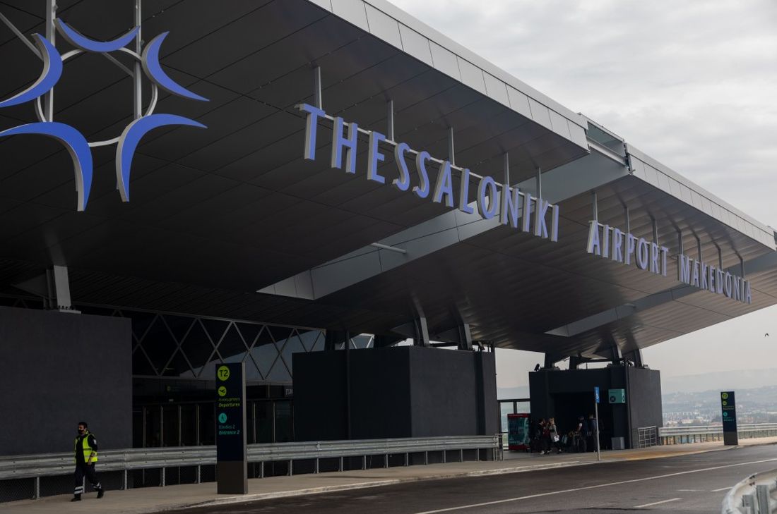 Πρωϊνό θρίλερ στο αεροδρόμιο “Μακεδονία”: 71χρονη πέθανε μέσα στο αεροπλάνο (ΒΙΝΤΕΟ)