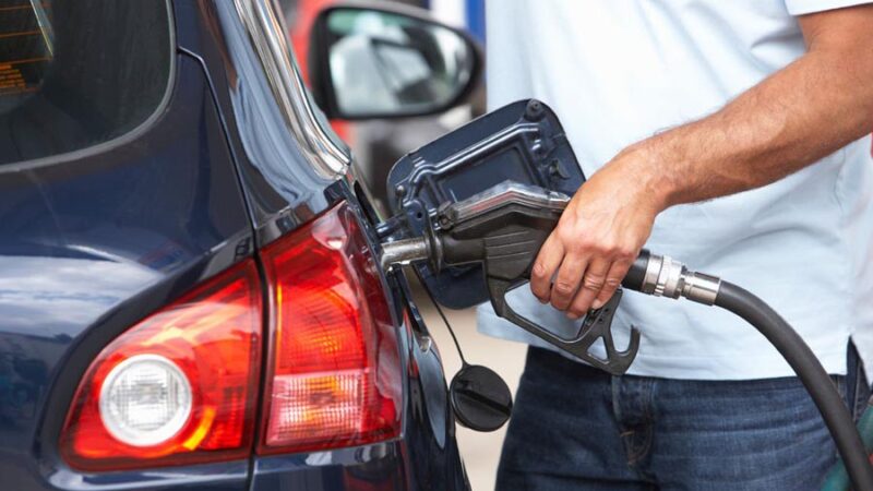 Καύσιμα: Στα ύψη παραμένει η τιμή της βενζίνης (ΒΙΝΤΕΟ)