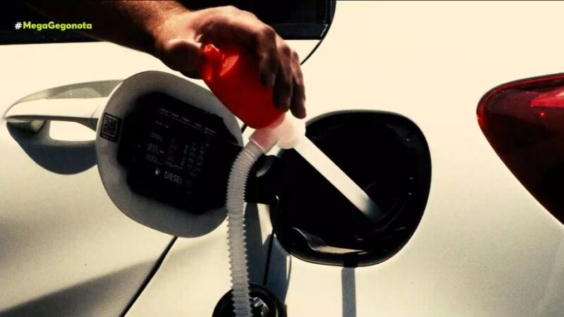 Ξεφτίλα! Κλέβουν τη βενζίνη με λάστιχο από τα ρεζερβουάρ (ΒΙΝΤΕΟ)