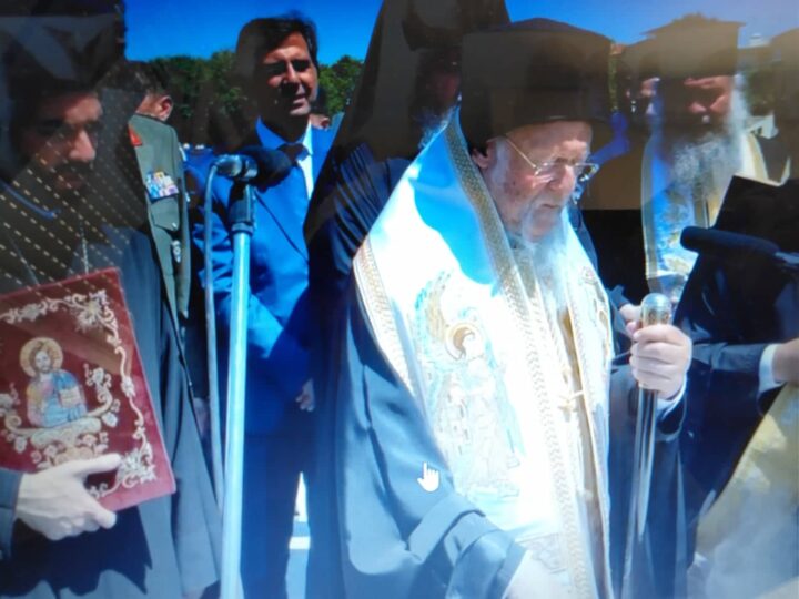 ΤΩΡΑ: Ρίψη στεφάνου από τον Οικουμενικό Πατριάρχη στη Μηχανιωνα (LIVE)
