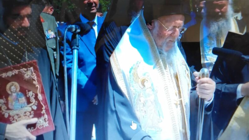 ΤΩΡΑ: Ρίψη στεφάνου από τον Οικουμενικό Πατριάρχη στη Μηχανιωνα (LIVE)
