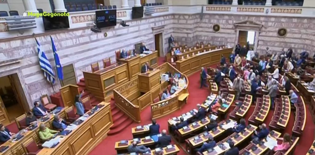 Χάος στη Βουλή: Εκτός ορίων σύγκρουση Συρίγου με ΣΥΡΙΖΑ, ΠΑΣΟΚ & ΚΚΕ για Πολυτεχνείο και Χούντα (ΒΙΝΤΕΟ)