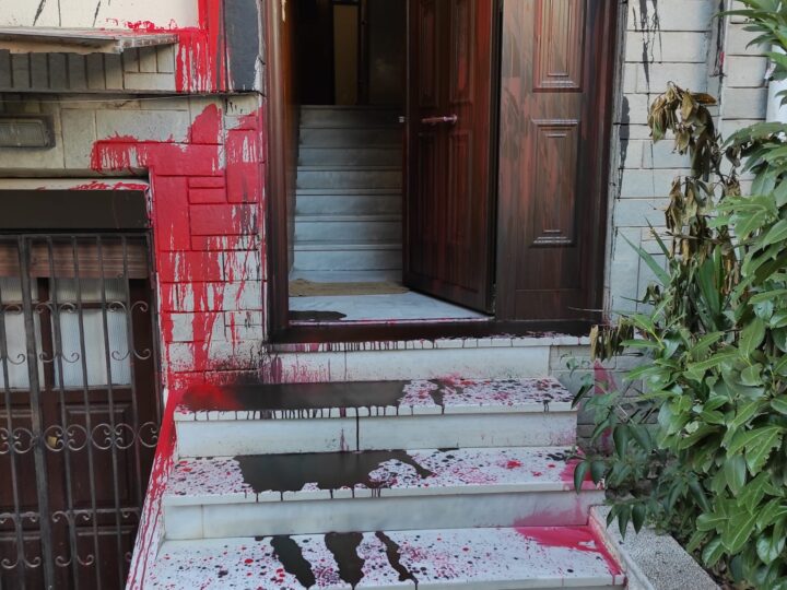 Επίθεση με μπογιές στο σπίτι του Ζήση Ιωακείμοβιτς