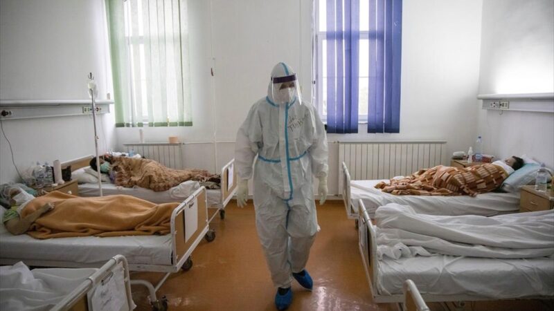 Εφημερίες του… τρόμου και πάλι στα νοσοκομεία – Ακόμα και σε ράντζα σε διαδρόμους ασθενείς με κορωνοϊό (ΒΙΝΤΕΟ)