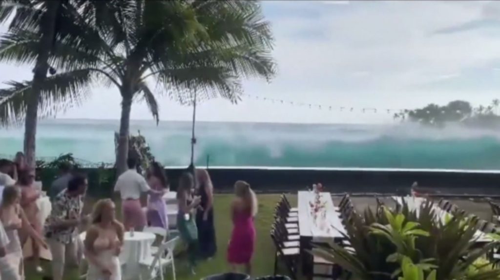 Σοκ και δέος! Πελώριο κύμα κατέστρεψε γαμήλιο πάρτι στη Χαβάη (ΒΙΝΤΕΟ)