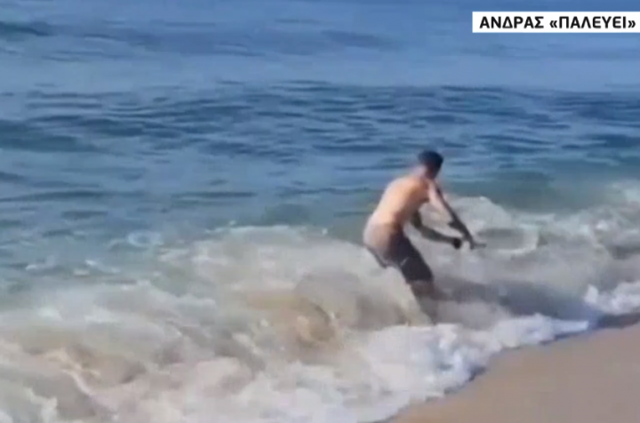 Βίντεο-σοκ! Ανδρας παλεύει με καρχαρία (ΒΙΝΤΕΟ)
