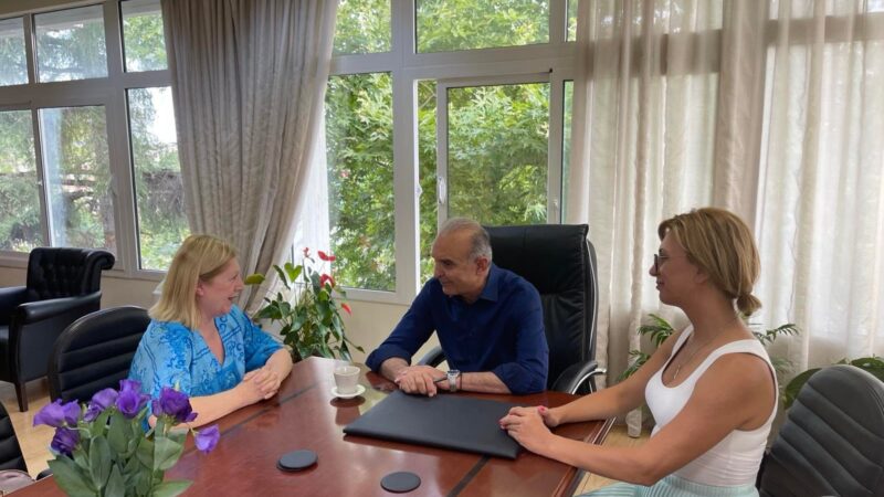Η πρόεδρος της Εθνικής Αθλητικής Ομοσπονδίας Ατόμων με Αναπηρίες στον Γιώργο Τσαμασλή