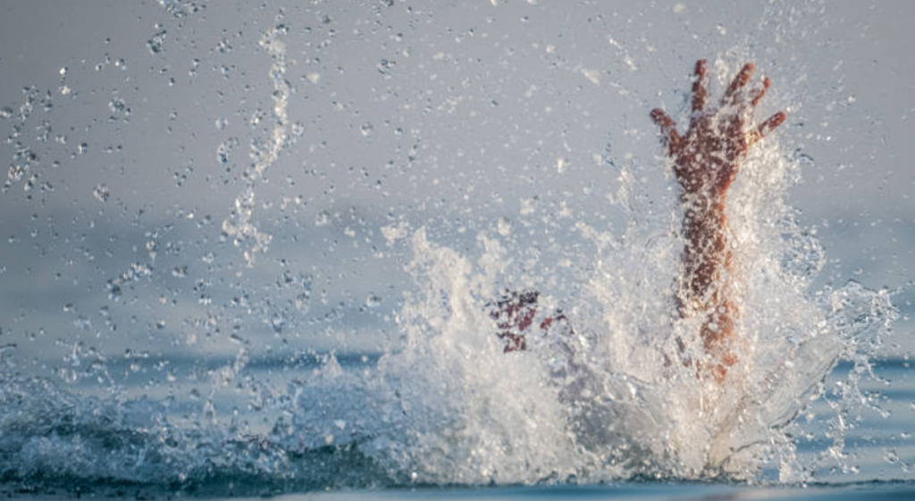 Κι όμως οι Ελληνες δεν ξέρουν να κολυμπούν:  «Μαύρο» ρεκόρ πνιγμών τη φετινή χρονιά – Στοιχεία σοκ (ΒΙΝΤΕΟ)