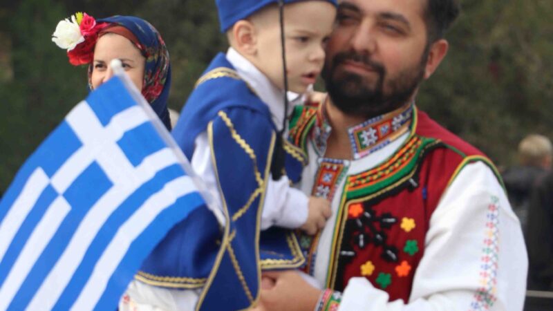 Τα νιάτα της Περαίας και ο μικρός τσολιάς στην αγκαλιά του μπαμπά! (ΒΙΝΤΕΟ)