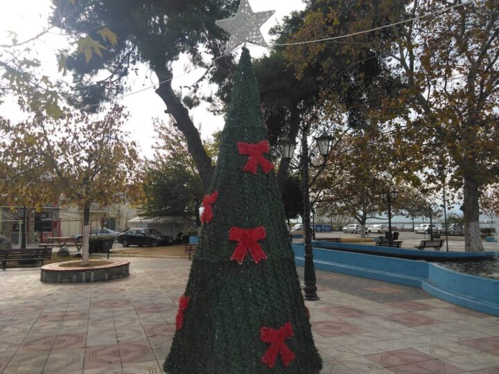 Χριστουγεννιάτικο δέντρο στη πλατεία της Μηχανιώνας!