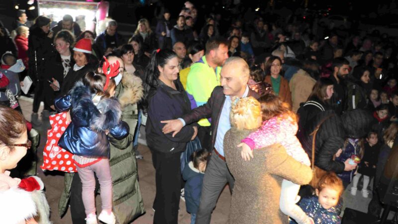Θερμές αγκαλιές του δημάρχου με τους κατοίκους της Μηχανιώνας! (ΦΩΤΟΡΕΠΟΡΤΑΖ)