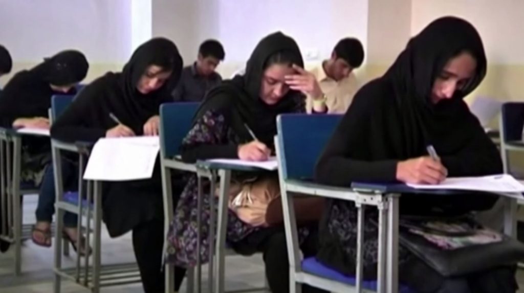 Αφγανιστάν: Η κυβέρνηση απαγορεύει «μέχρι νεωτέρας» στις γυναίκες να φοιτούν στα πανεπιστήμια (BINTEO)