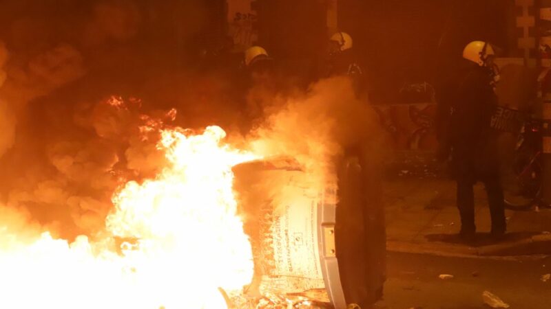 Θεσσαλονίκη: Γης μαδιάμ η πόλη από ομάδες Ρομά – Άγριες συγκρούσεις με αστυνομικούς (ΒΙΝΤΕΟ)