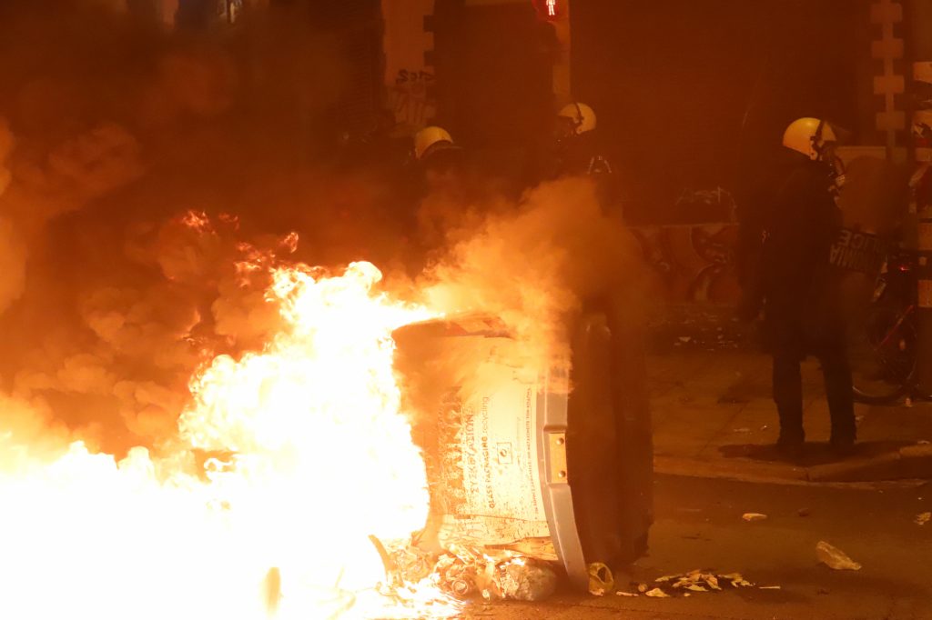Θεσσαλονίκη: Γης μαδιάμ η πόλη από ομάδες Ρομά – Άγριες συγκρούσεις με αστυνομικούς (ΒΙΝΤΕΟ)