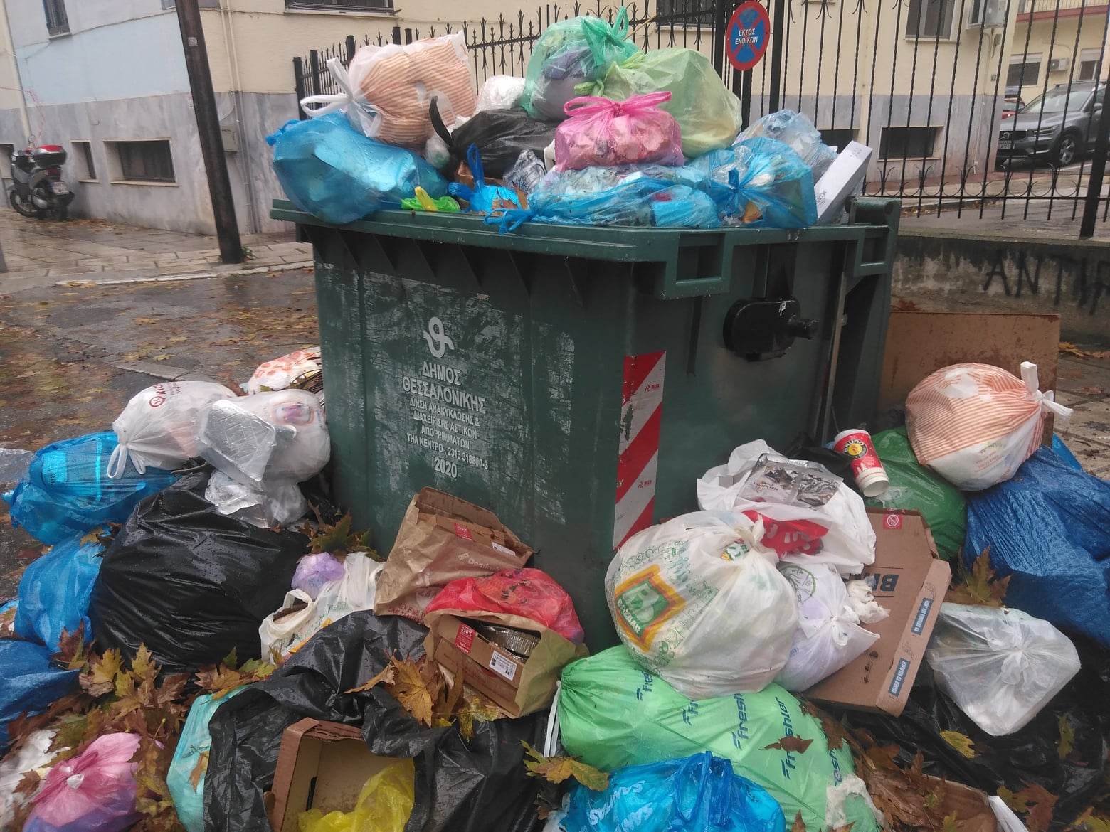 Πνίγηκε στα σκουπίδια η Θεσσαλονίκη-Οι συγκρίσεις αναπόφευκτες…
