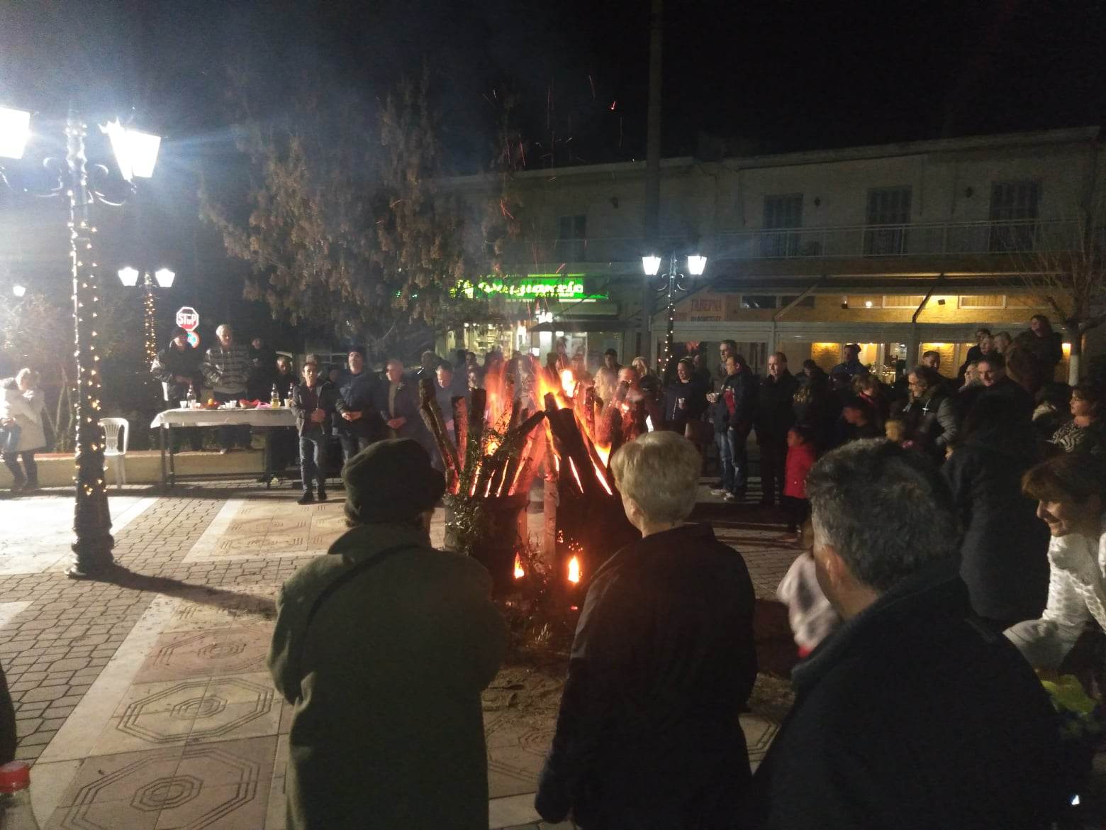 ΜΗΧΑΝΙΩΝΑ-ΤΩΡΑ: Παραδοσιακό γλέντι στο άναμμα των Φανών (ΦΩΤΟ+ΒΙΝΤΕΟ)